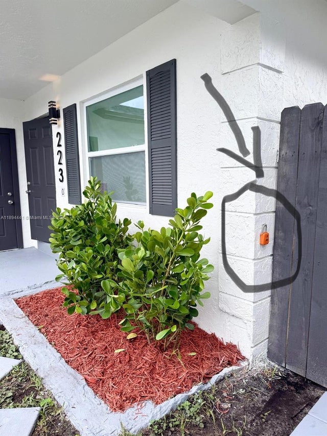 4 of 30 - 2230 Farragut St, Hollywood, FL