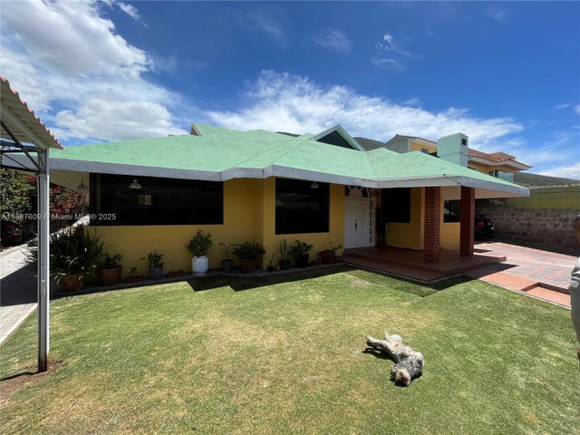 3 of 71 - Oe2j Padre Edgar Perez S1-134 Casa L (ecuador), Quito, 