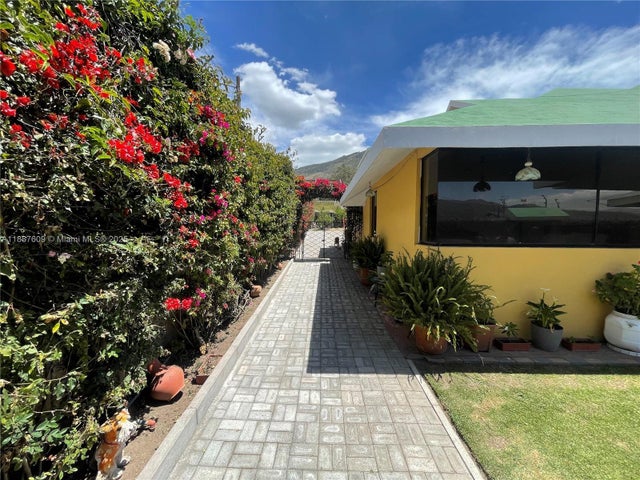 4 of 71 - Oe2j Padre Edgar Perez S1-134 Casa L (ecuador), Quito, 