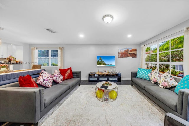 3 of 40 - 20014 Ne 6th Ct Cir, Miami, FL