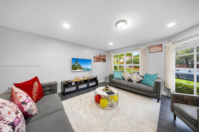 4 of 40 - 20014 Ne 6th Ct Cir, Miami, FL