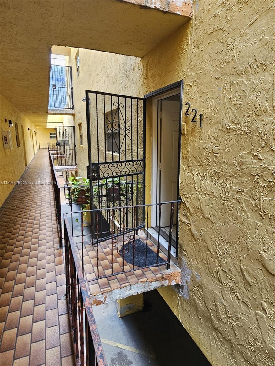 1555 W 44th Pl 221b, Hialeah