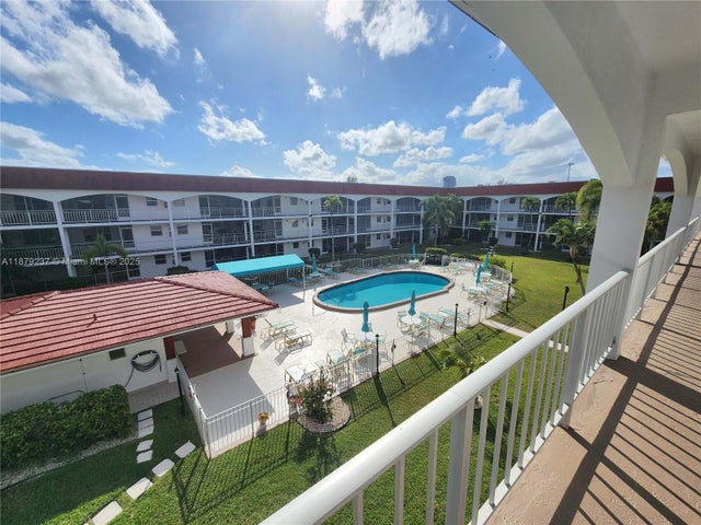 1 of 12 - 580 Egret Dr 322, Hallandale Beach, FL