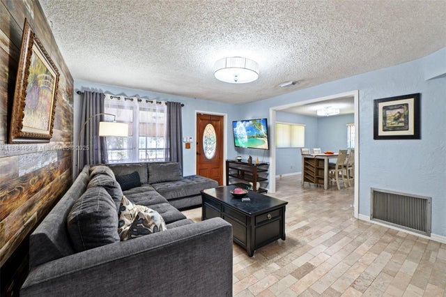 4 of 28 - 5614 Hope St, Hollywood, FL