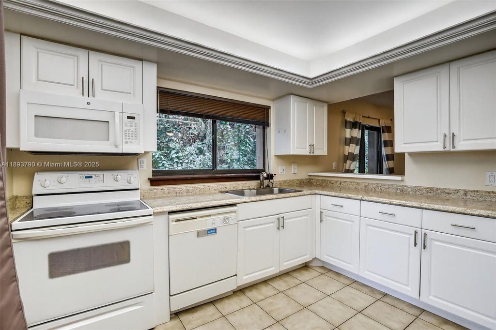 247 Wimbledon Lake Dr, Plantation