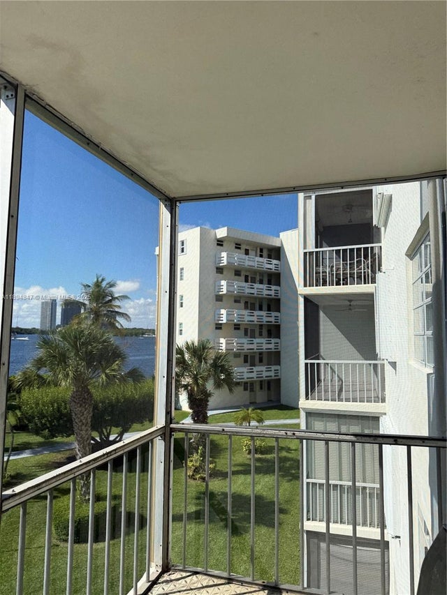 4 of 5 - 3010 Marcos Dr R310, Aventura, FL