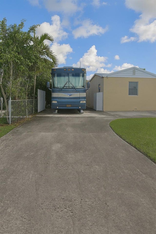 4 of 30 - 6240 Sw 20th Ter, Miami, FL