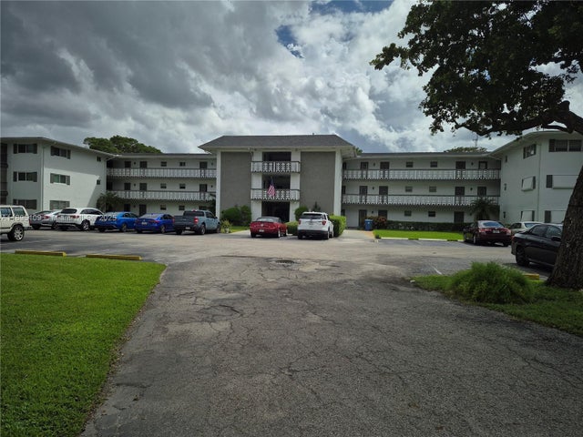 2 of 30 - 1201 Hillcrest Ct 302, Hollywood, FL
