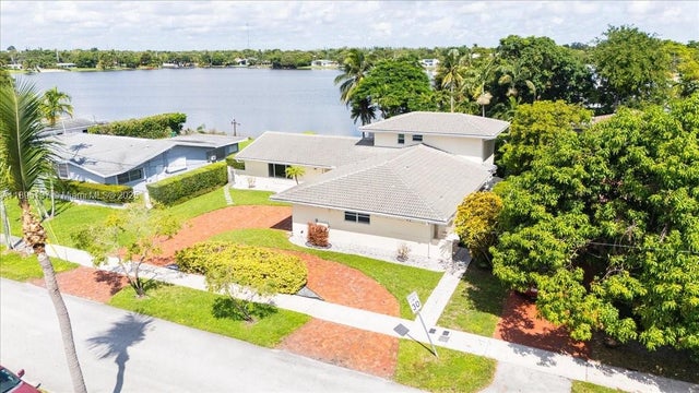 3 of 49 - 1961 Ne 188th St, Miami, FL