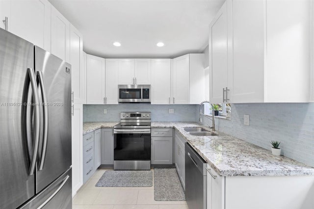 3 of 7 - 14621 Nw 13th Rd, Miami, FL