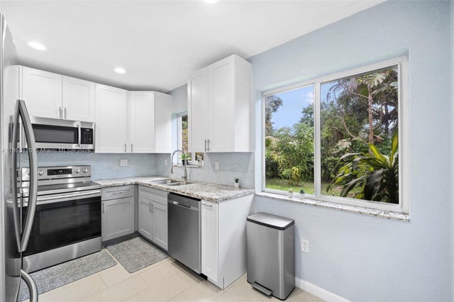 4 of 7 - 14621 Nw 13th Rd, Miami, FL