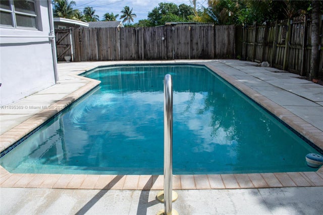 2 of 10 - 230 Nw 55th St, Oakland Park, FL