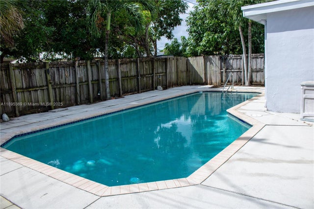3 of 10 - 230 Nw 55th St, Oakland Park, FL