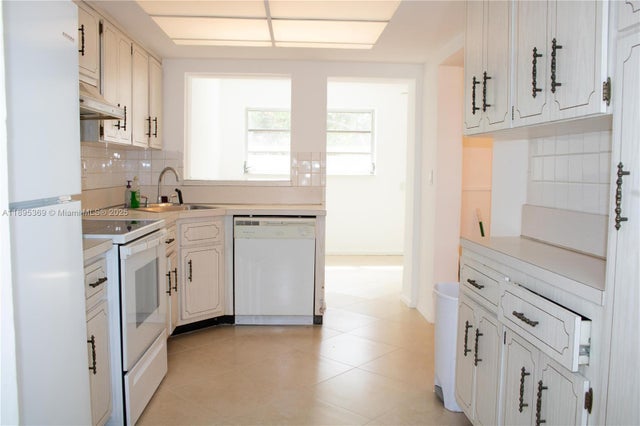 4 of 10 - 230 Nw 55th St, Oakland Park, FL