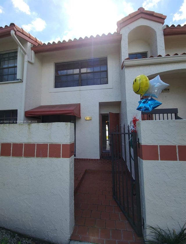 2 of 26 - 203 Liberty Ct, Deerfield Beach, FL