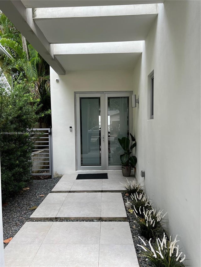 2 of 31 - 3071 Orange St, Miami, FL