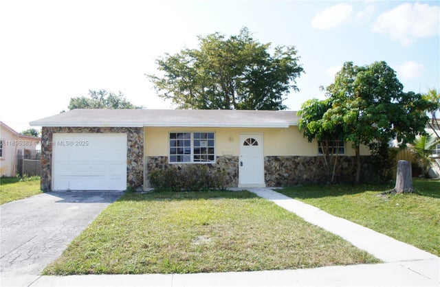1 of 7 - 2900 N 73rd Ave, Hollywood, FL