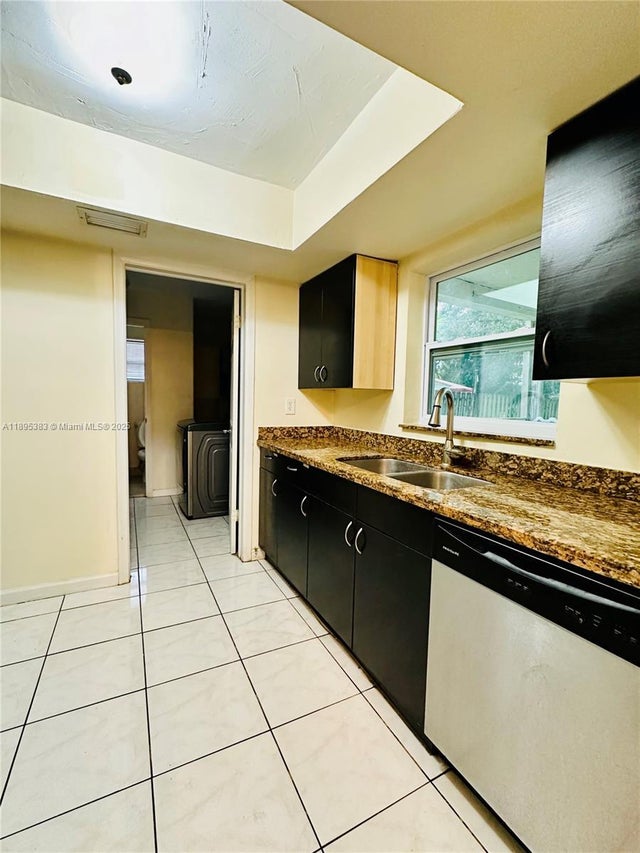 2 of 7 - 2900 N 73rd Ave, Hollywood, FL