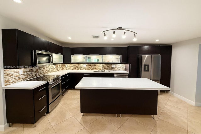 4 of 25 - 9510 Sw 45th St, Miami, FL