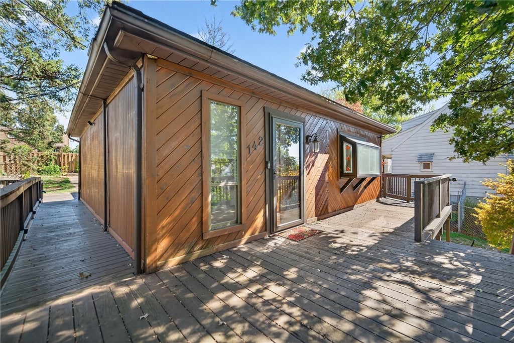 142 2nd Avenue, Ross