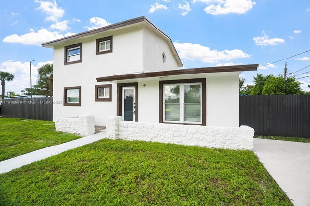 4 of 42 - 301 Sw 12th Ave, Dania Beach, FL