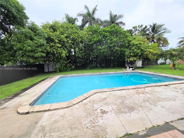 1 of 36 - 21 Ne 161st, Miami, FL