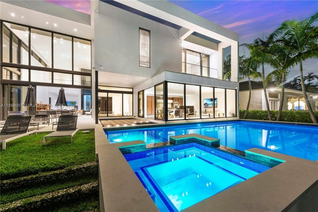 2 of 60 - 418 Sunset Dr, Hallandale Beach, FL