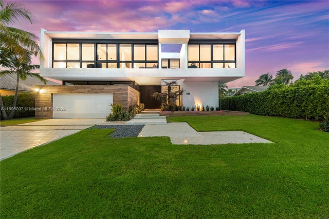 4 of 60 - 418 Sunset Dr, Hallandale Beach, FL