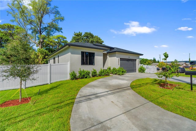 2 of 36 - 2725 Nw 21st Ave, Oakland Park, FL