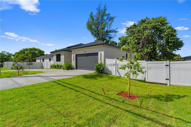 3 of 36 - 2725 Nw 21st Ave, Oakland Park, FL