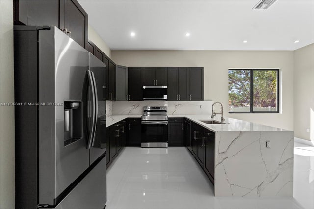 4 of 36 - 2725 Nw 21st Ave, Oakland Park, FL