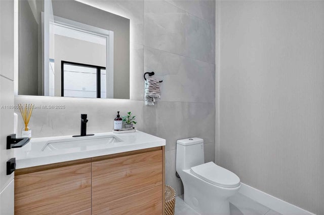 5 of 52 - 609 Ne 8th Ave A, Fort Lauderdale, FL