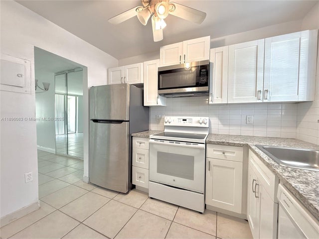 5 of 10 - 8450 Sunrise Lakes Blvd 111, Sunrise, FL