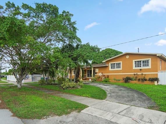 1 of 36 - 811 Nw 196th Ter, Miami Gardens, FL