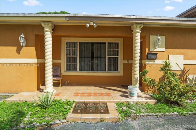 2 of 36 - 811 Nw 196th Ter, Miami Gardens, FL
