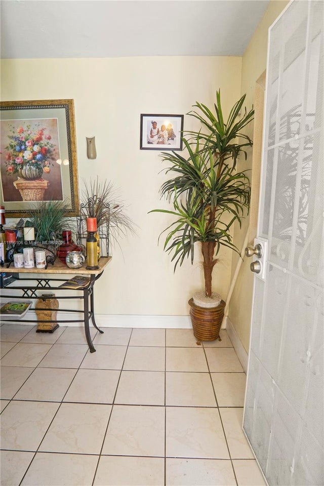 4 of 36 - 811 Nw 196th Ter, Miami Gardens, FL