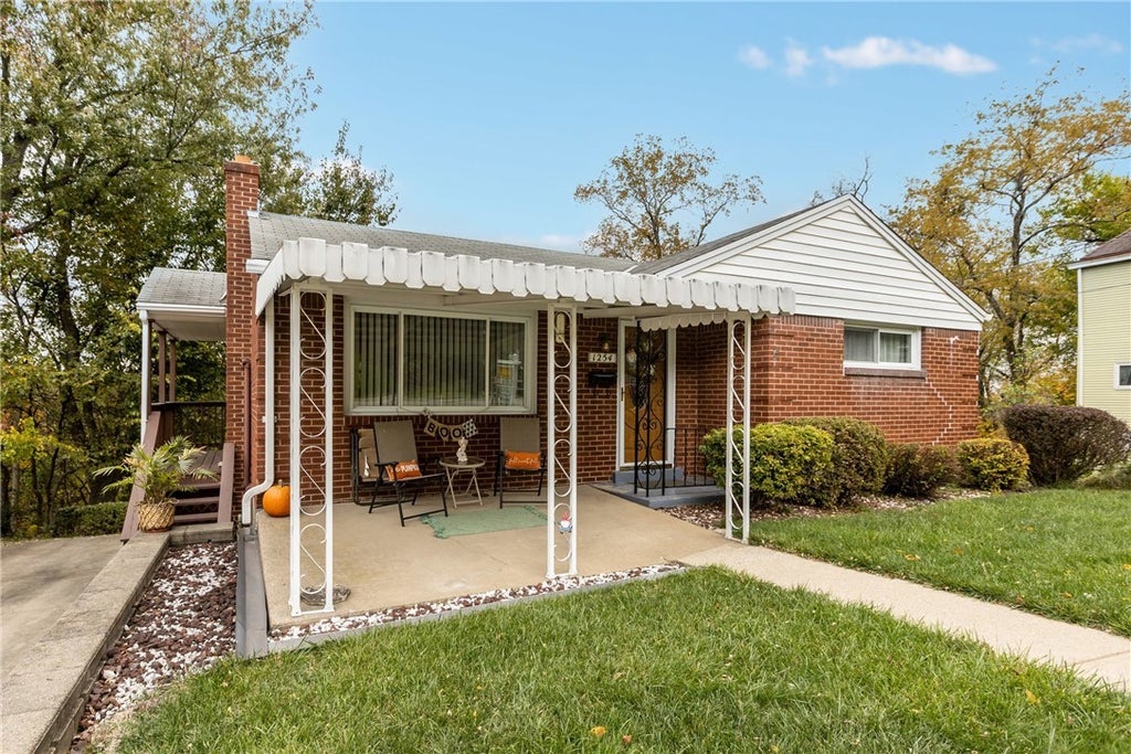 1254 Queensbury Street, Banksville/Westwood