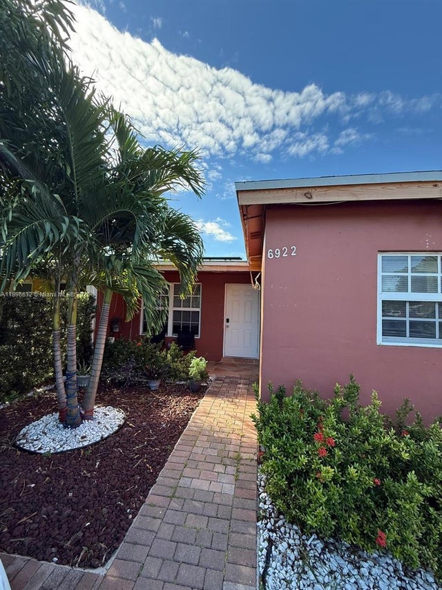1 of 23 - 6922 Sw 18th Ct, North Lauderdale, FL