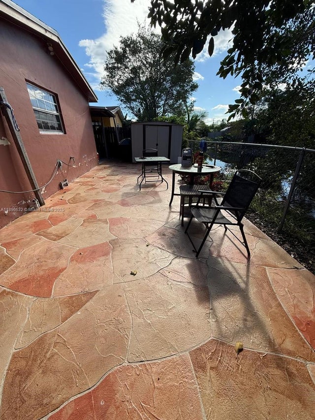 2 of 23 - 6922 Sw 18th Ct, North Lauderdale, FL