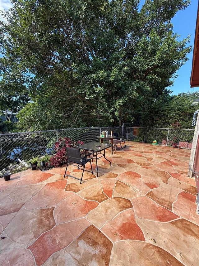 3 of 23 - 6922 Sw 18th Ct, North Lauderdale, FL