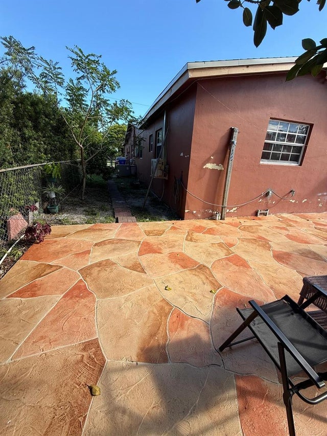5 of 23 - 6922 Sw 18th Ct, North Lauderdale, FL