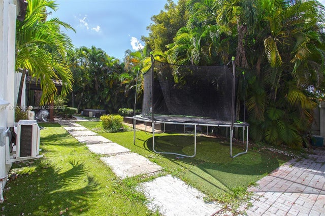 5 of 24 - 401 Sw 28th Rd, Miami, FL
