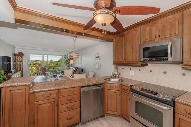 3 of 28 - 4800 Hillcrest Ln 501, Hollywood, FL