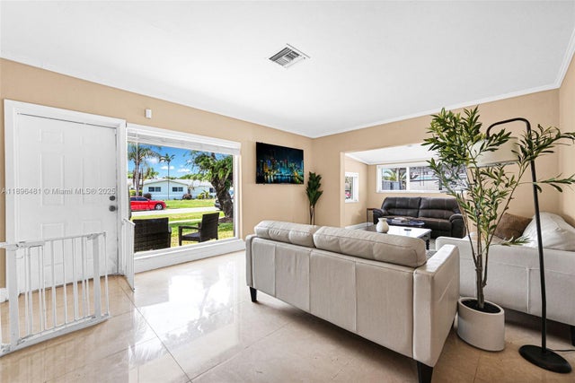 5 of 18 - 9740 Cutler Ridge Dr, Cutler Bay, FL