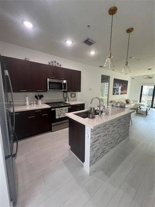 Photo of Listing #A11895793