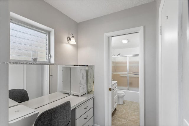 5 of 33 - 17001 Ne 13th Ave 214, Miami, FL