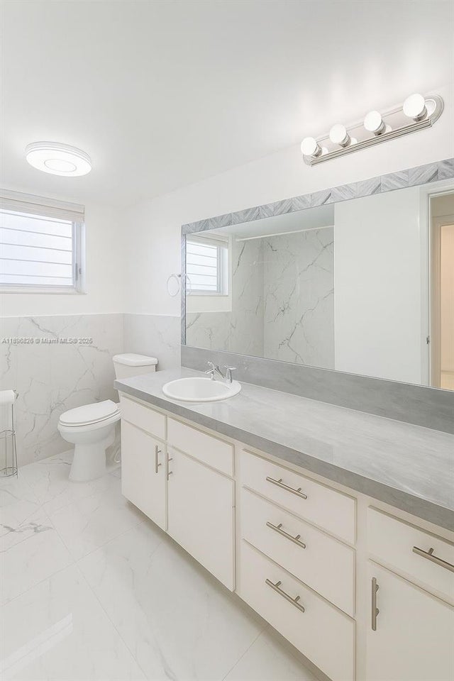4 of 5 - 1710 Ne 191st St 307-3, Miami, FL