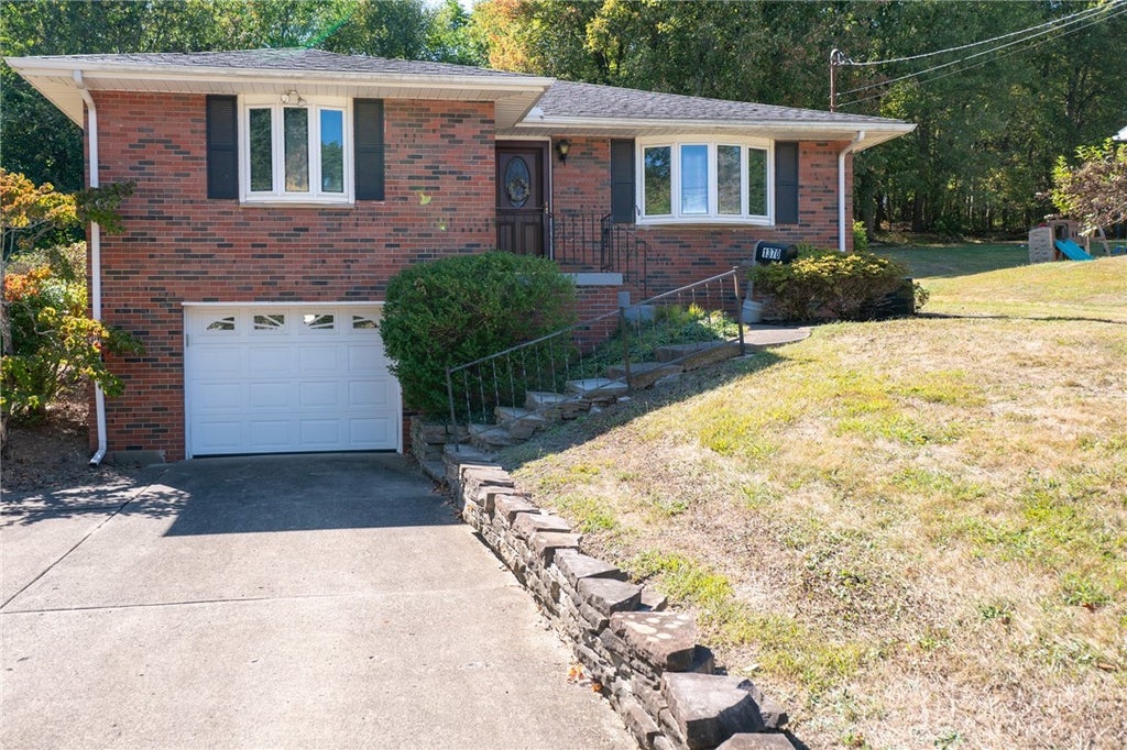 1370 Lincoln Drive, Center