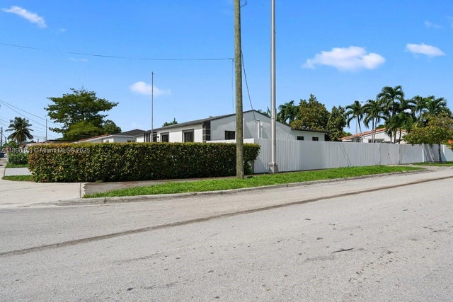 4 of 45 - 841 Se 11th Pl, Hialeah, FL
