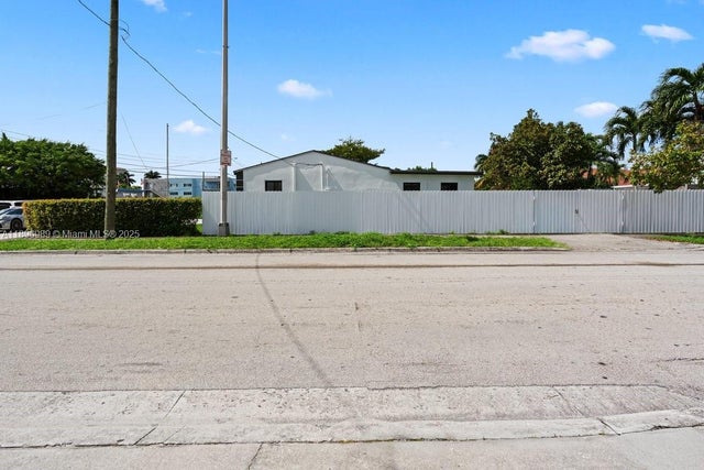 5 of 45 - 841 Se 11th Pl, Hialeah, FL